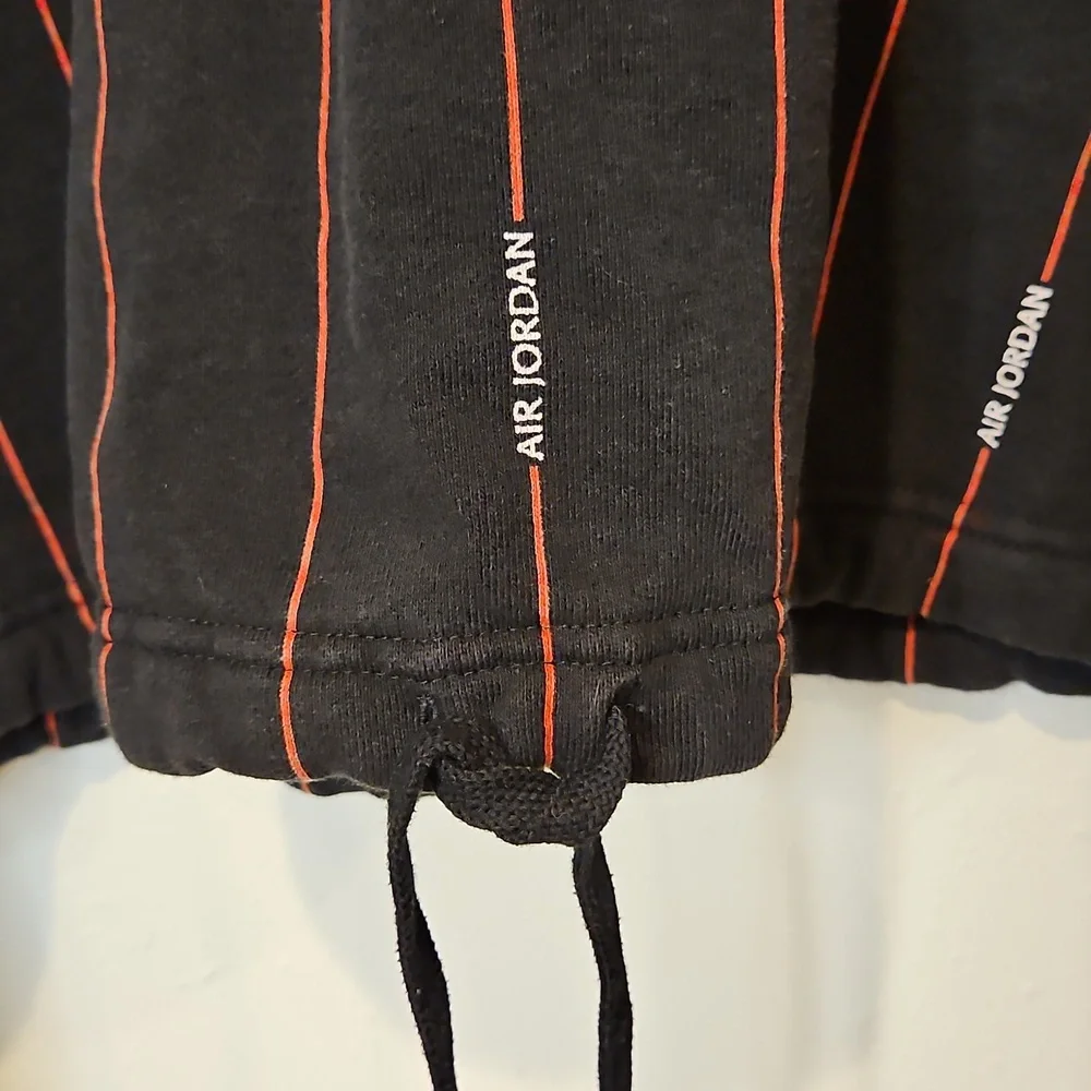 Air Jordan Black & Red Thick Striped Cropped Crew Neck Sweatshirt Sz.L - Picture 3 of 8